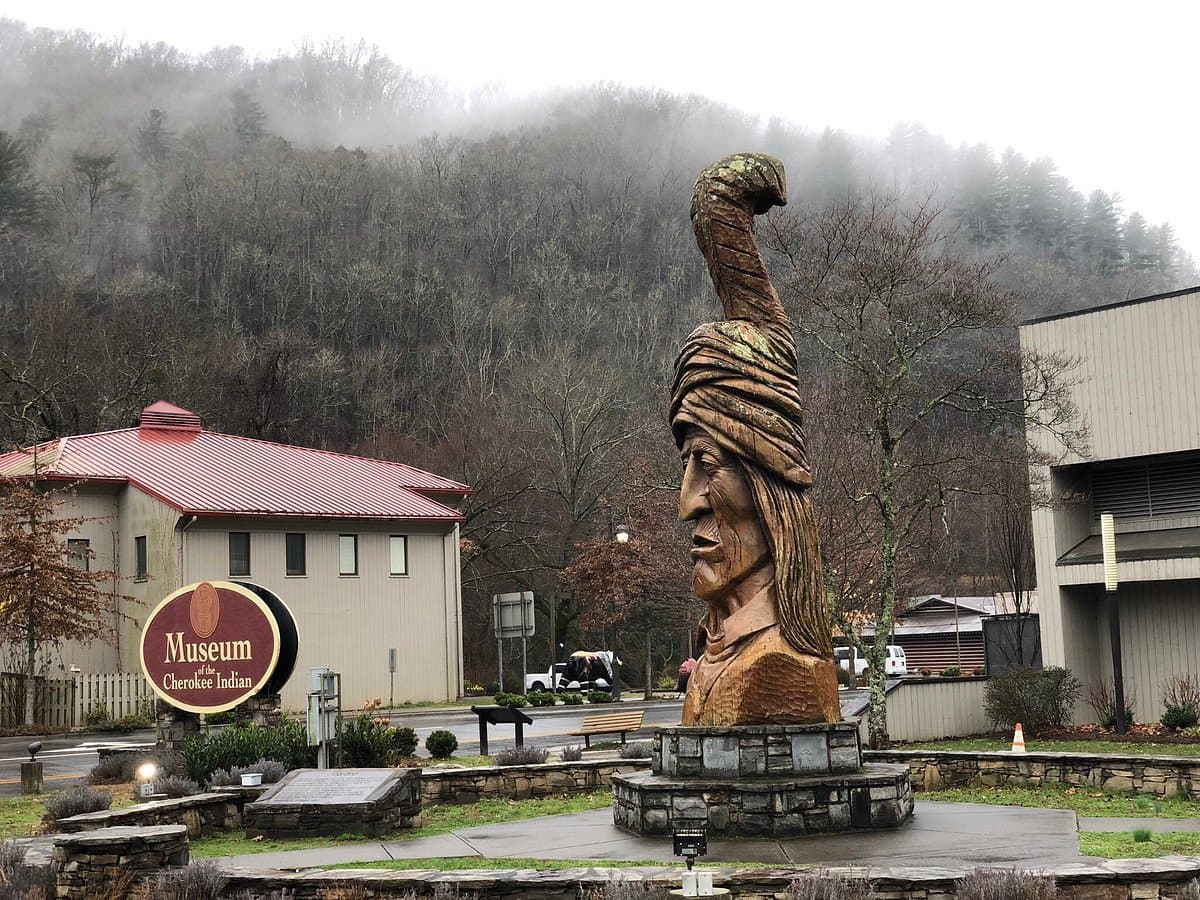 <b><a href="https://mci.org/">Museum of the Cherokee Indian (Cherokee)</a>. </b>Cuenta la historia y la cultura de los indios Cherokee a través de pantallas e imágenes de computadora modernas.
<br>
<br>
<b><a href="https://goo.gl/maps/ySDSmR6WXR1mwy6DA">Cómo llegar</a></b>