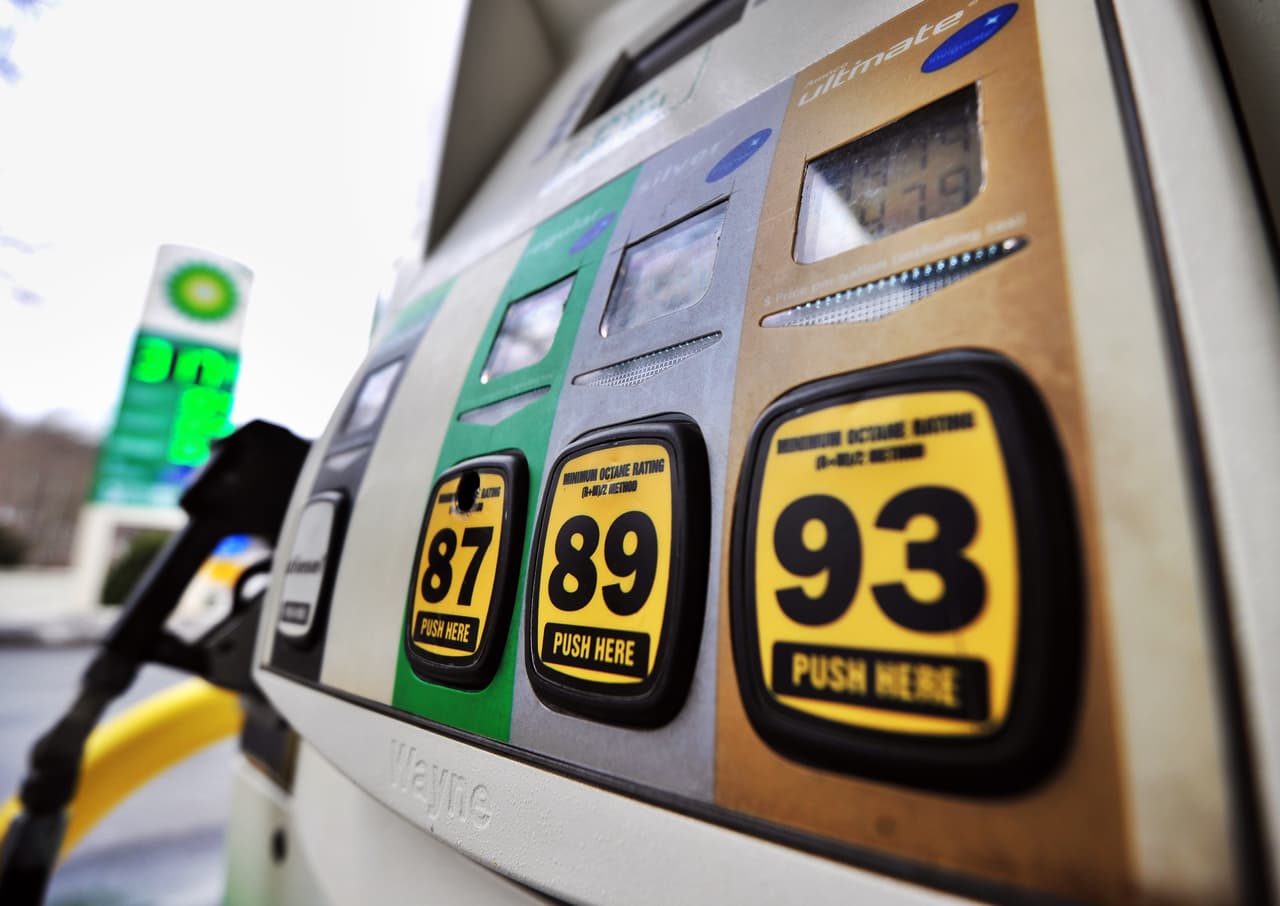 <a href="http://www.univision.com/noticias/a-bordo/cual-es-la-mejor-gasolina-para-tu-auto-a-bordo-tips-video" target="_blank"><b>Utiliza el tipo correcto de combustible</b></a>. El manual del propietario del vehículo, o la parte de adentro de la tapa del caño de rellenado, dirán cual es el tipo de combustible recomendado. No utilices gasolina de alto octanaje (Premium), a menos que el fabricante la recomiende, lo cual usualmente ocurre en autos caros con motores de alta compresión.