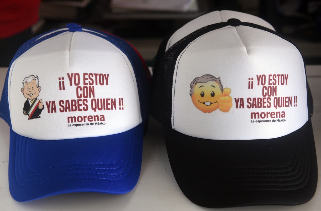 En el mismo estado, durante uno de sus actos de campaña, vendieron estas gorras con la imagen caricaturizada de López Obrador.