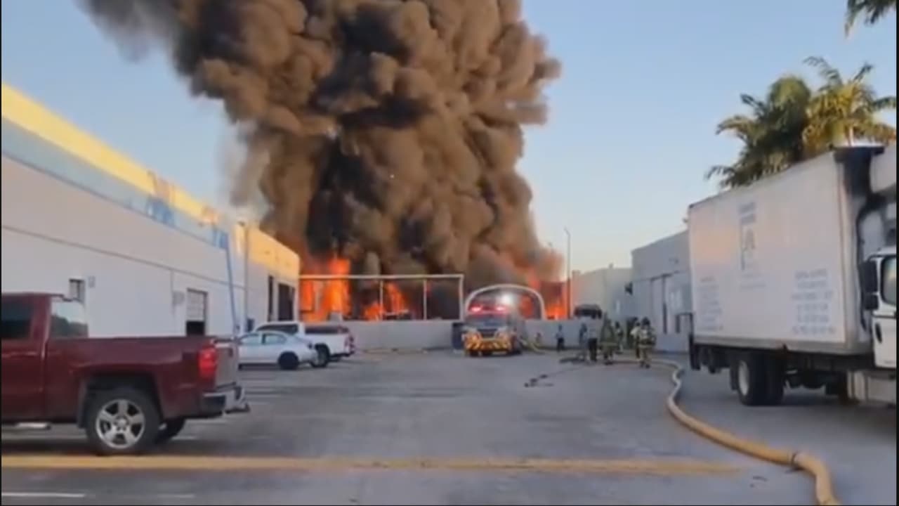 El fuego comenzó justo después de la 7:00 am, cuando iniciaba la jornada de trabajo en la compañía, en el 8470 y la calle 68 del noroeste de Miami-Dade.