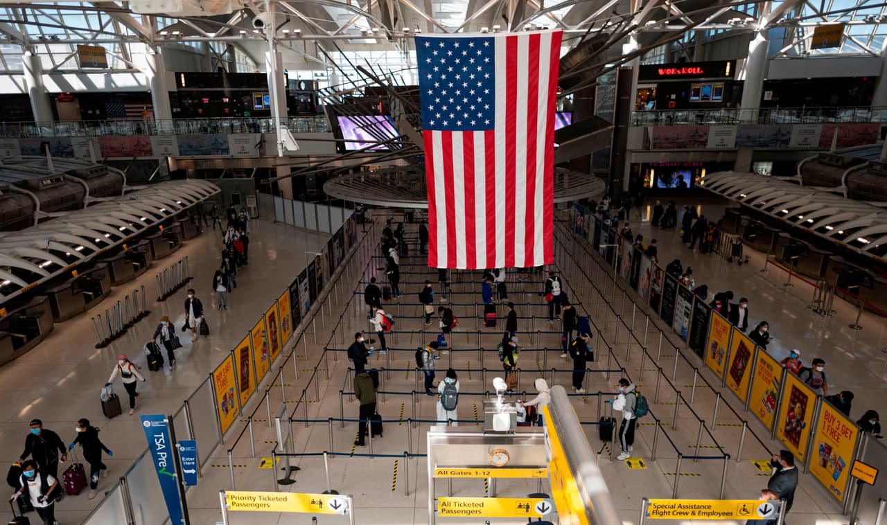 Además, Cuomo dijo que si los viajeros volaban a Nueva York, las autoridades estatales tendrían su nombre. "Sabremos dónde se supone que te vas a quedar. Habrá controles al azar", dijo, y añadió: "Un oficial de policía te parará y mirará dónde está tu residencia y te dirá: '¿Cuánto tiempo llevas aquí?'".