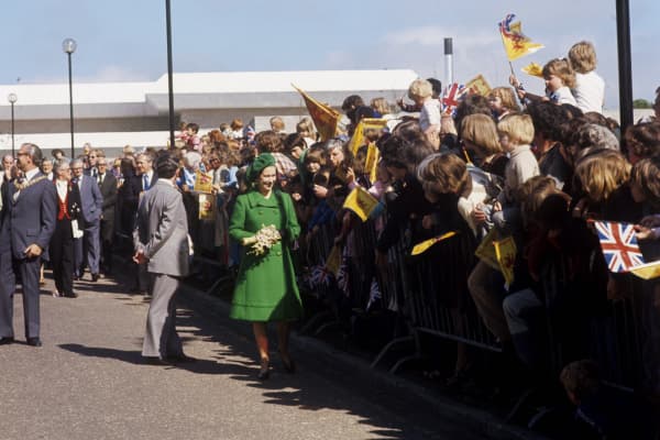 En esta fotografía de 1977, la reina Isabel II conmemoraba 
<b>su Jubileo de Plata, sus primeros 25 años como monarca.</b>