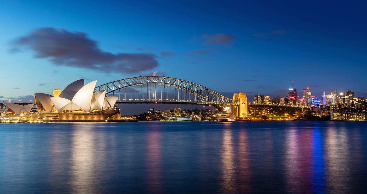 <h2 class="cms-H2-H2">4. Australia</h2>
<br>
<br>🛫 
<b>¿Cuántos estadounidenses se mudaron a este país en 2021? </b>7,948.
<br>
<br>🛫 
<b>¿Cuánto ha incrementado el porcentaje de migrantes estadounidenses a este país entre 2019 y 2021? </b>29%
<br>
<br>🛫
<b> ¿Cuántos estadounidenses residen en este país? </b>117,000.
<br>