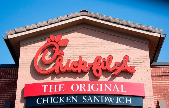 <b>"Save Chick-Fil-A ": </b>La ley surgió originalmente después de que el Concejo Municipal de San Antonio impidió que Chick-Fil-A abriera una ubicación en el aeropuerto debido a donaciones informadas a organizaciones que protestan contra el matrimonio homosexual y otros problemas LGBTQ. 
<br>
<br>La nueva ley impide que el gobierno tome medidas desfavorables contra una empresa o persona por contribuir a organizaciones religiosas.