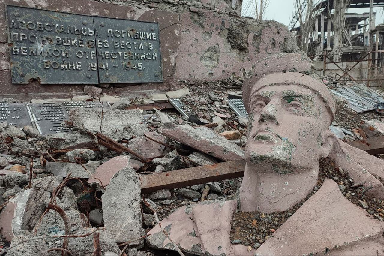 <h2 class="cms-H2-H2">MAYO</h2>
<br>
<br>El 16 de mayo, los defensores ucranianos de la acería gigante Azovstal, el último bastión ucraniano que quedaba en Mariupol, aceptan rendirse a las fuerzas rusas después de un asedio de casi tres meses.