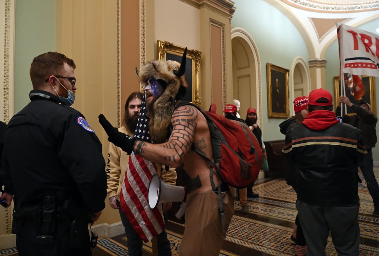 En primer lugar entre las docenas de "personas de interés" buscadas para ser interrogadas tras la invasión del Capitolio de los Estados Unidos el miércoles por partidarios de Donald Trump, se encuentra un hombre de Arizona que ha hecho un espectáculo frecuente en numerosos mítines del MAGA.