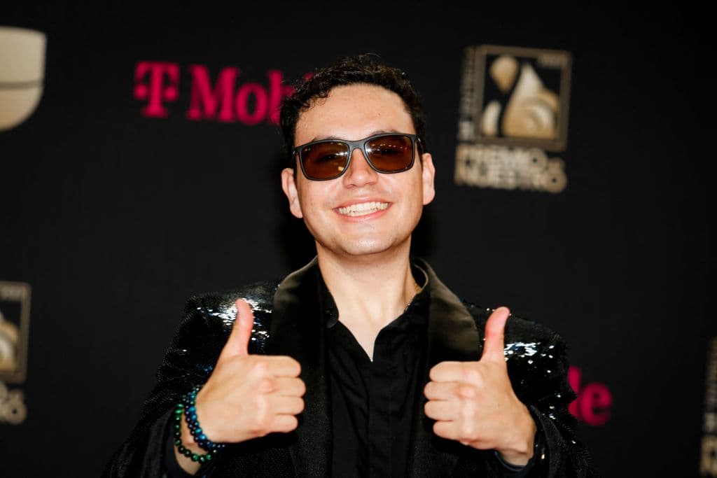 <b>Raymix:</b> El creador de la electrocumbia salió del closet en 2020, cuando estábamos en plena pandemia. Hace unos meses anunció que tenía un nuevo novio, del que no dio muchos detalles.