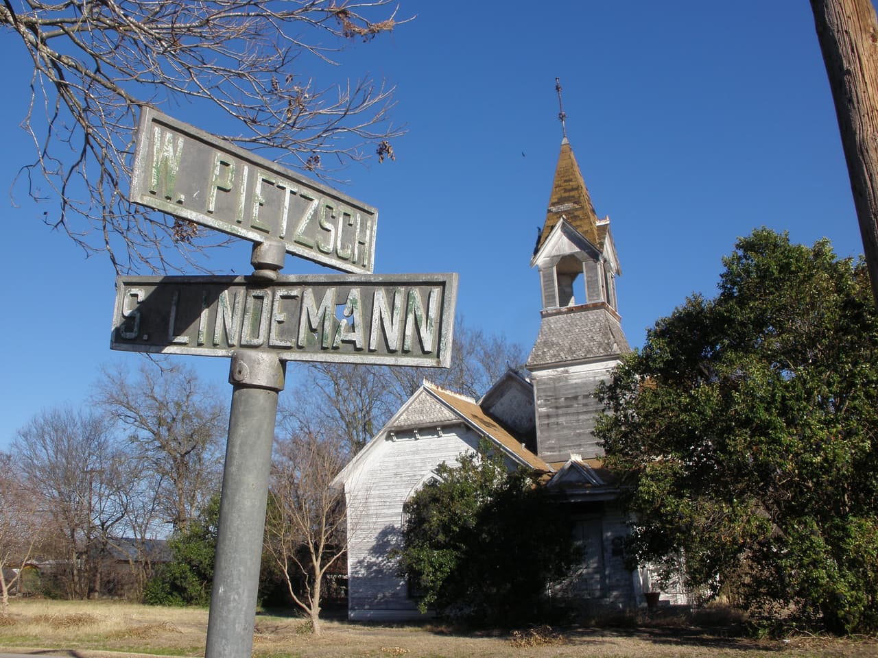 <h3 class="cms-H3-H3">4. Bartlett, Texas</h3>
<br>
<br>🏡 
<b>Cambio en la población de 2010 a 2020: </b>-34.8%
<br>
<br>🏡 
<b>Población total: </b>2,710 en 2010; 1,766 en 2020.
<br>
<br>🏡 
<b>Ingreso medio por hogar: </b>N/D
<br>
<br>🏡
<b> Tasa de pobreza: </b>N/D
<br>
<br>🏡 
<b>Tasa de desempleo, promedio en los últimos cinco años:</b> N/D
<br>