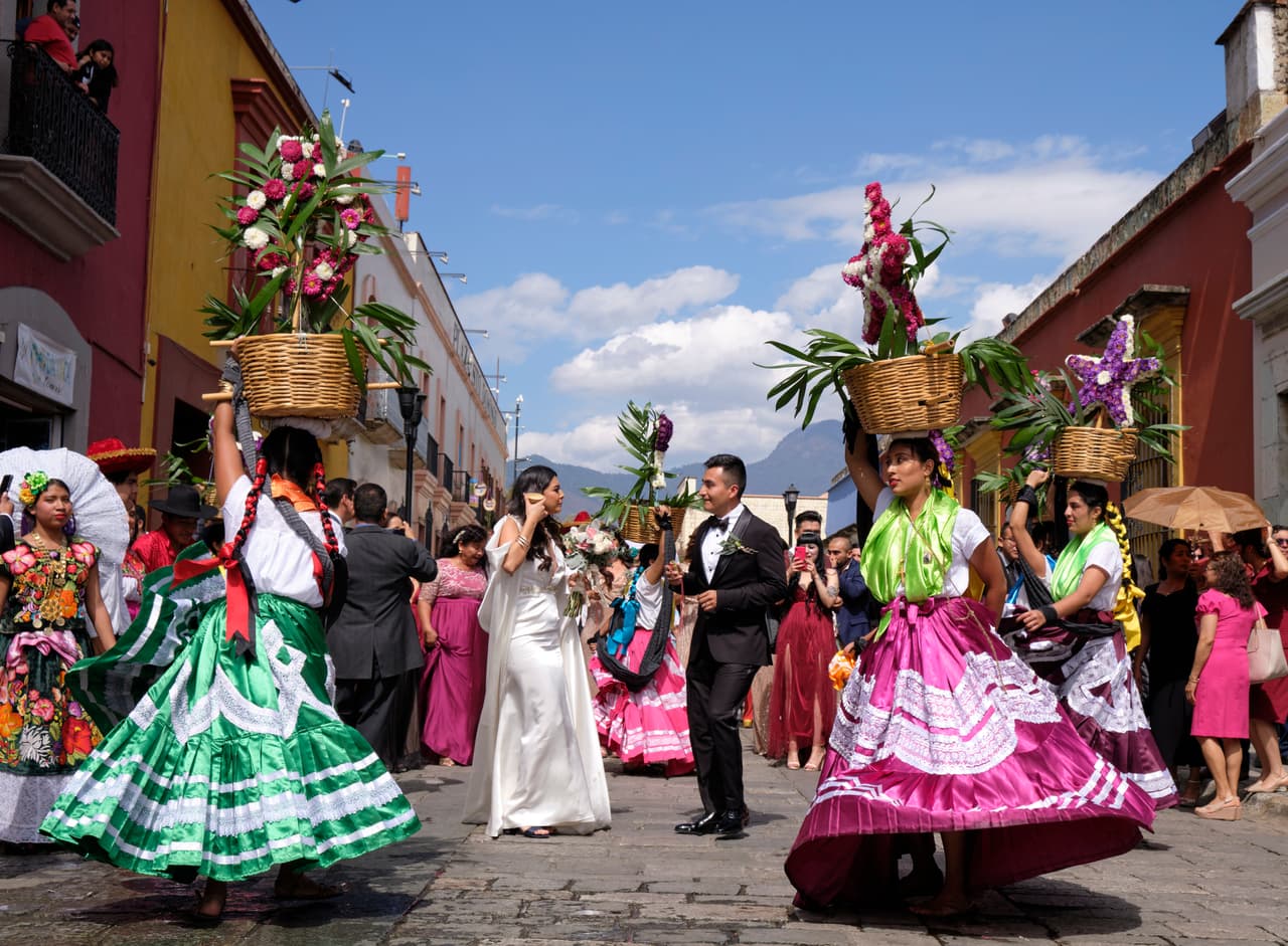 <b>Puesto 3. México</b>
<br>
<br>La variable más baja de México fue en las categorías ‘beneficios’ (70 puntos) y ‘gobierno’ (también 70 puntos). Esta variable indaga sobre la estabilidad política de cada país, su burocracia y la libertad personal. 
<br>
<br>Este país se destacó en las categorías ‘entretenimiento’ (94 puntos), ‘visado y residencia’ (88 puntos), ‘costo de la vida’ (91 puntos) y ‘sistema de salud’ (90 puntos).
<br>