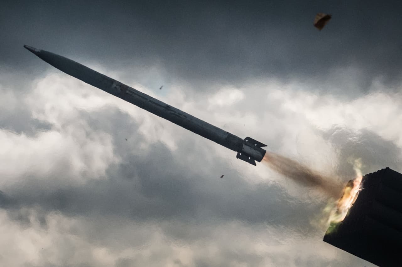 Una primera tanda de cohetes de 122 mm disparada entre una serie de estallidos ensordecedores. Luego hay una breve pausa mientras el equipo ajusta la elevación del lanzador más alto y después se aleja para soltar la segunda tanda.