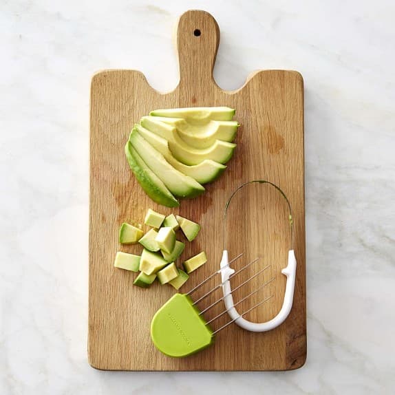 <b>Cortador para aguacate</b>: si, como nosotros, eres una máquina consumidora de aguacate no te viene mal este invento. Su diseño está pensado para sostener, cortar y picar un aguacate con presición absoluta. También puedes usarlo para cortar huevos duros, queso mozzarella fresco o frutas como las bananas y las fresas. 
<b><a href="http://www.williams-sonoma.com/">William Sonoma</a></b> | $12.95 dólares
