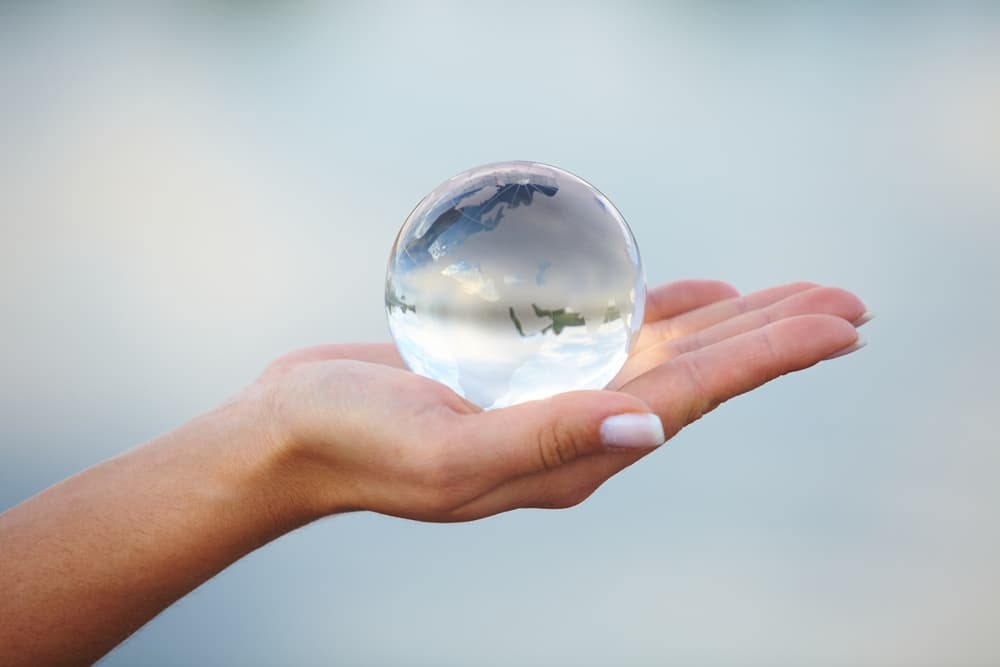 Otros objetos claros y con reflejos servirán a la perfección, como una esfera de vidrio o cristal que atraiga la luz y refleje la mejor energía de vuelta a un Virgo.