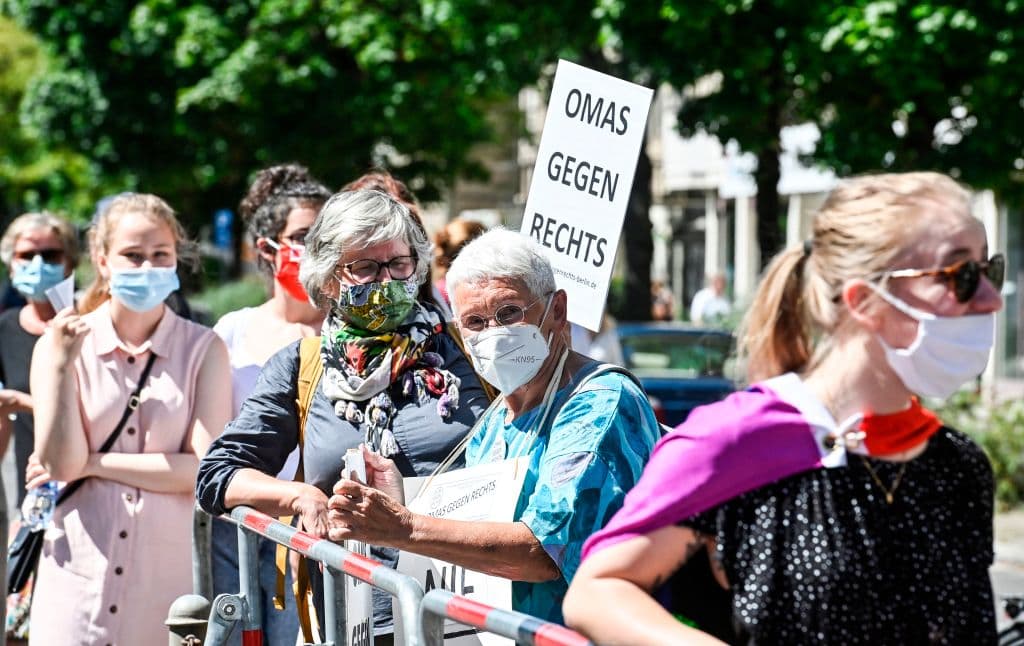 Varias contramanifestaciones, entre ellas la del grupo Abuelas Contra la Extrema Derecha, calificaron de "nazis" a los manifestantes.