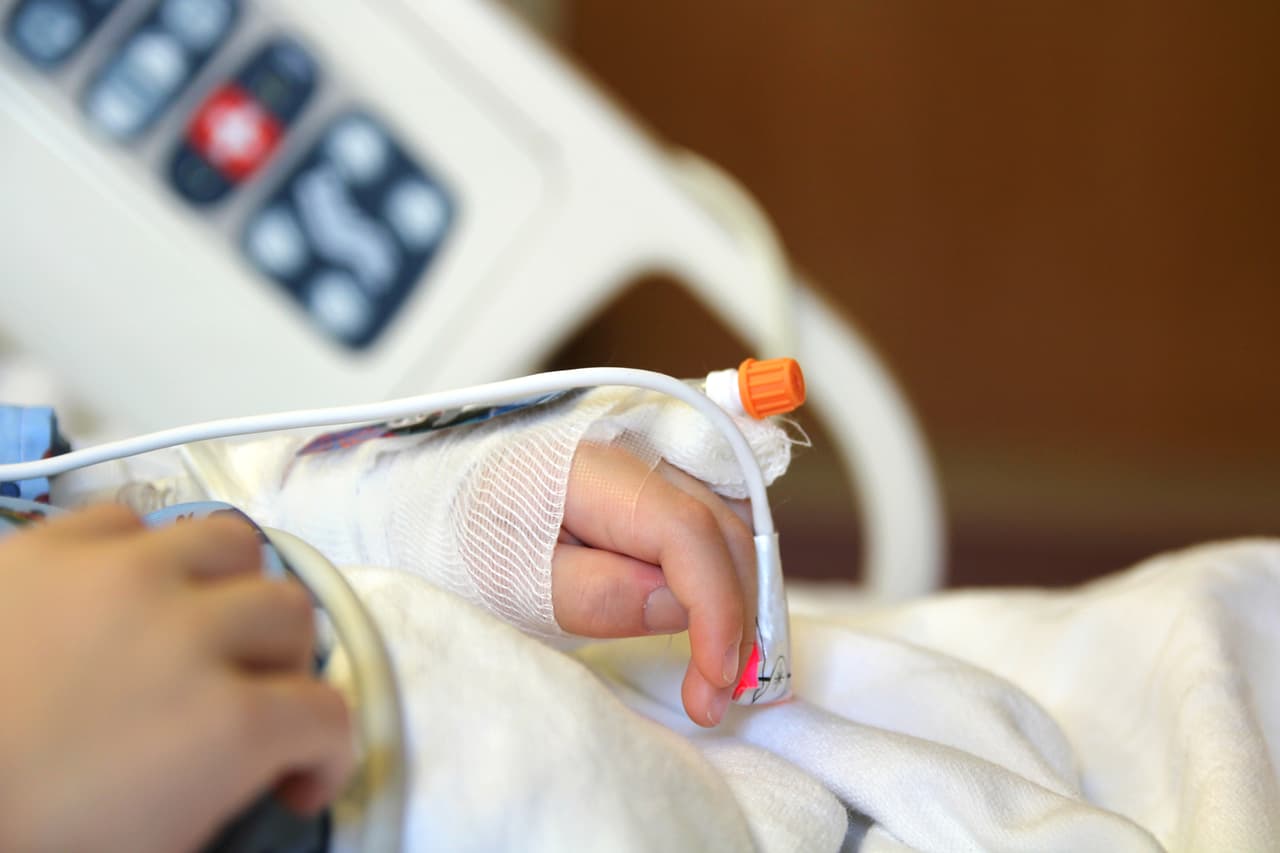 <b>Hope Ybarra</b> documentó su lucha contra el cáncer públicamente, desde los avances en su tratamiento hasta cómo sería su ataúd. La menor de sus tres hijas también también estaba gravemente enferma y las otras dos comenzaron a sospechar que algo andaba mal. Una investigación demostró que Ybarra 
<b>jamás tuvo cáncer y que causó el padecimiento de su hija envenenándola con agentes patógenos robados</b>. Al recibir una sentencia de 10 años en texas, admitió que solo quería que las personas le prestaran atención.