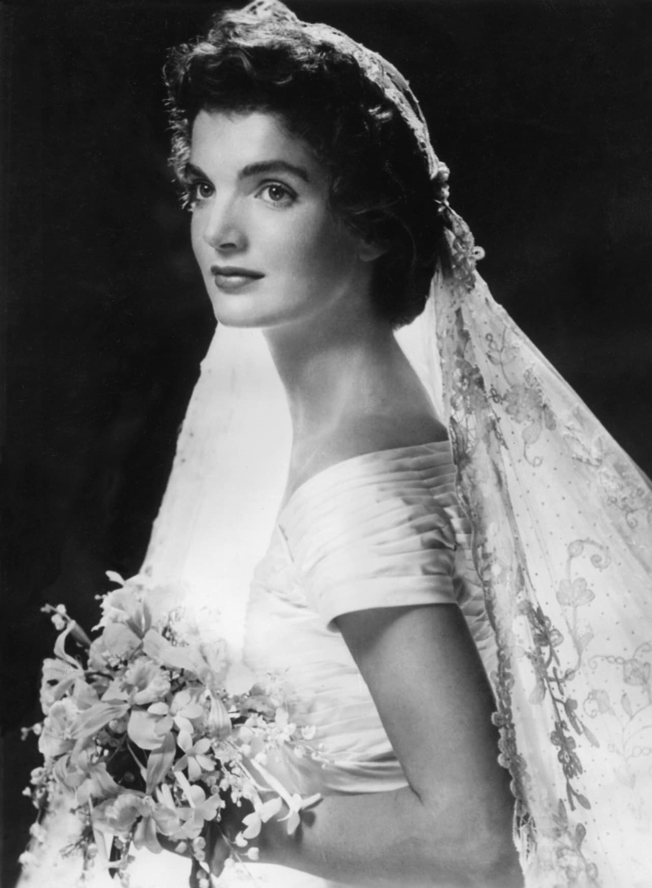 Así lució Jaquelinne Bouvier el 12 de septiembre, día en el que contrajo nupcias con John F. Kennedy en Newport, Rhode Island. Su íconico vestido lo creó Ann Lowe, una diseñadora afroamericana que se encargó además de vestir a toda la familia de la novia.