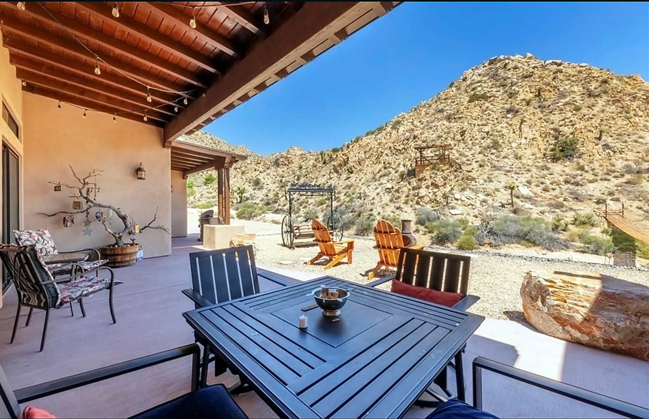 La casa de tres dormitorios y tres baños cuenta con todas las comodidades y se asienta en un lote de casi 6 acres.