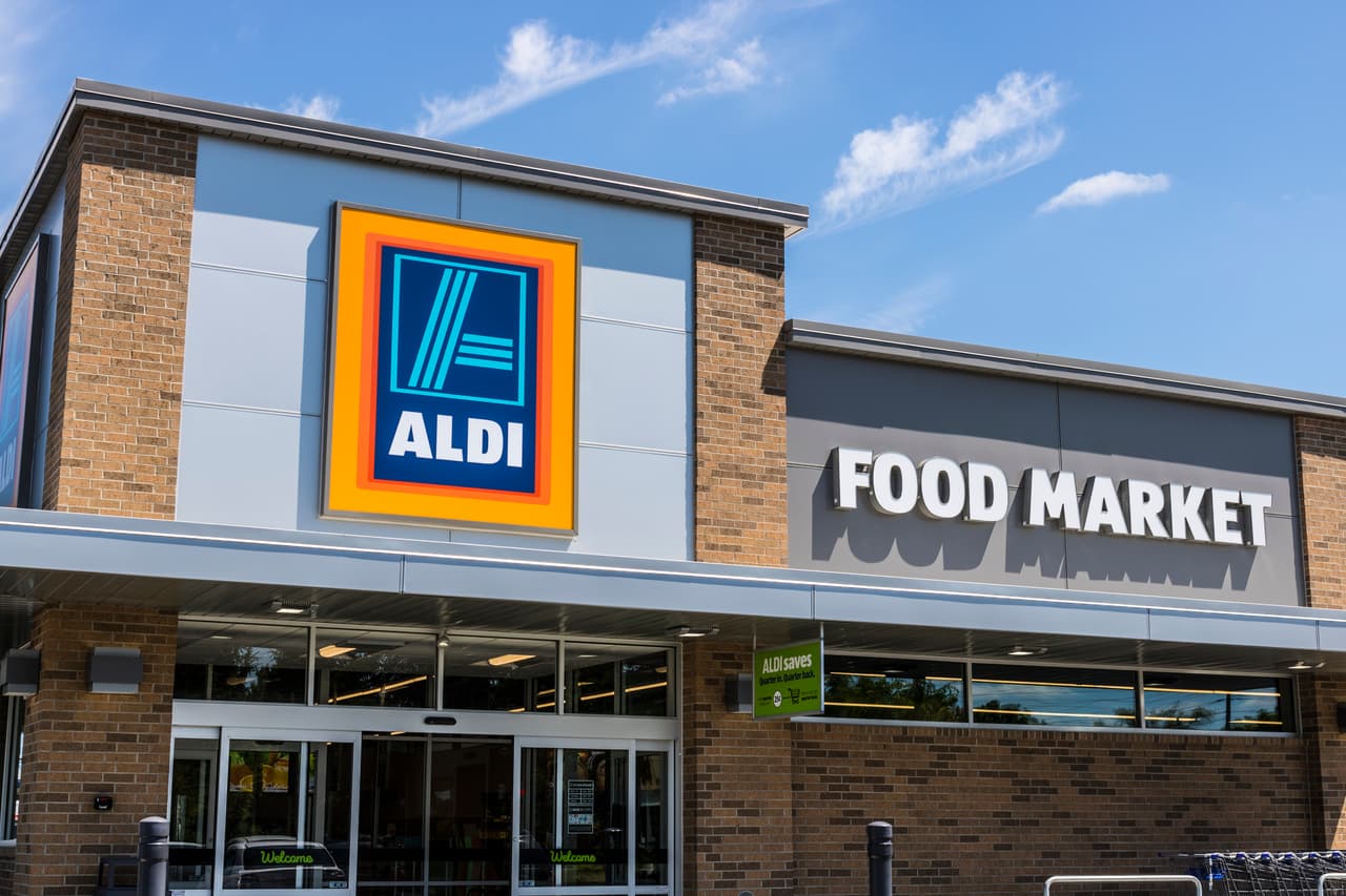 <b>Puesto 12. Familia Albrecht</b>
<br>
<b>Compañía: </b>Aldi
<br>
<b>Patrimonio: 51,000 millones de dólares</b>
<br>Generaciones: 3
<br>Industria: minorista de alimentos
<br>Establecida en: Essen y Mulheim, Alemania.
<br>
<br>Los hermanos Theo y Karl Albrecht se hicieron cargo de la tienda de comestibles de sus padres cuando regresaron a casa al final de la Segunda Guerra Mundial. La convirtieron en Aldi, hoy una cadena multinacional de supermercados de descuento. Los hermanos dividieron el negocio en la década de 1960 y hoy sus dos empresas, Aldi Nord y Aldi Süd, suman más de 10,000 tiendas en todo el mundo. Desde 1979 la familia de Theo también es propietaria de Trader Joe's.
