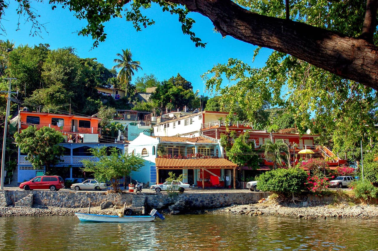 <b>Zihuatanejo (Guerrero, México)</b>
<br>
<br>Las comunidades de este pueblo mexicano en la costa del pacífico han generado proyectos ambientales que los turistas están apoyando.
<br>
<br>Grupos como 
<i>Whales of Guerrero</i> (Ballenas de Guerrero) han ayudado a capacitar a los pescadores como guías de observación de ballenas y tortugas. Hay iniciativas gastronómicas veganas, excursiones a plantaciones de café y cacao, y un complejo de energía solar cercano ha impulsado la educación y el empleo en conservación, turismo y agricultura. 
<br>