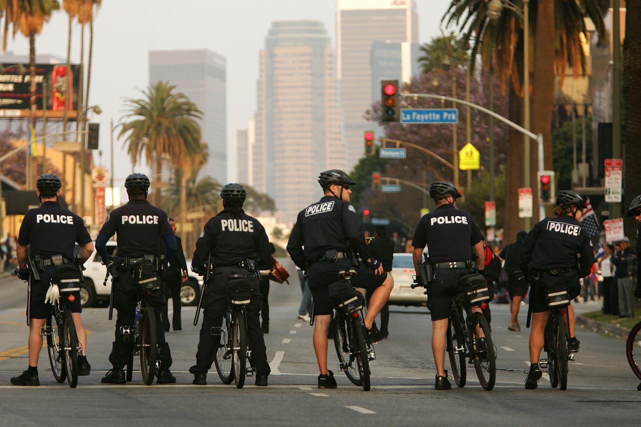 “No español”, ni canales hispanos de “mujeres con poca ropa”: reglas de la policía de Los  Ángeles, según una demanda