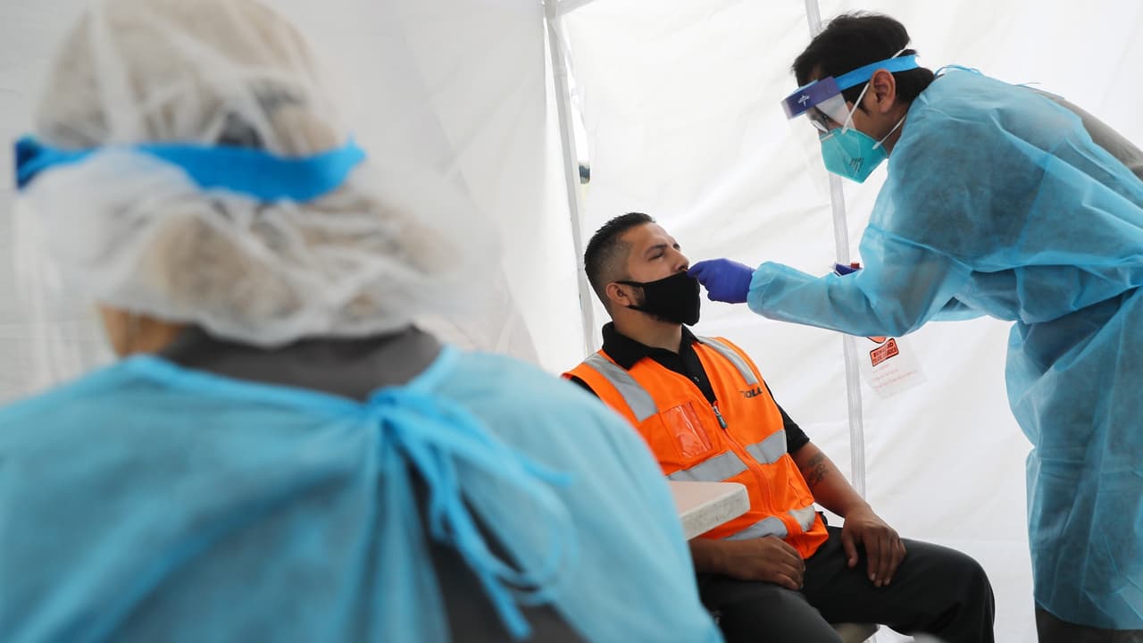 "Según la estimación actual de (la tasa de transmisión del virus) y suponiendo que no haya ningún cambio en el comportamiento de las personas que afecte las transmisiones, 
<b>es probable que haya escasez en la cantidad de camas de hospital, y especialmente en camas de UCI </b>o de unidades de cuidados intensivos , durante las próximas dos a cuatro semanas", dijo Ghaly.