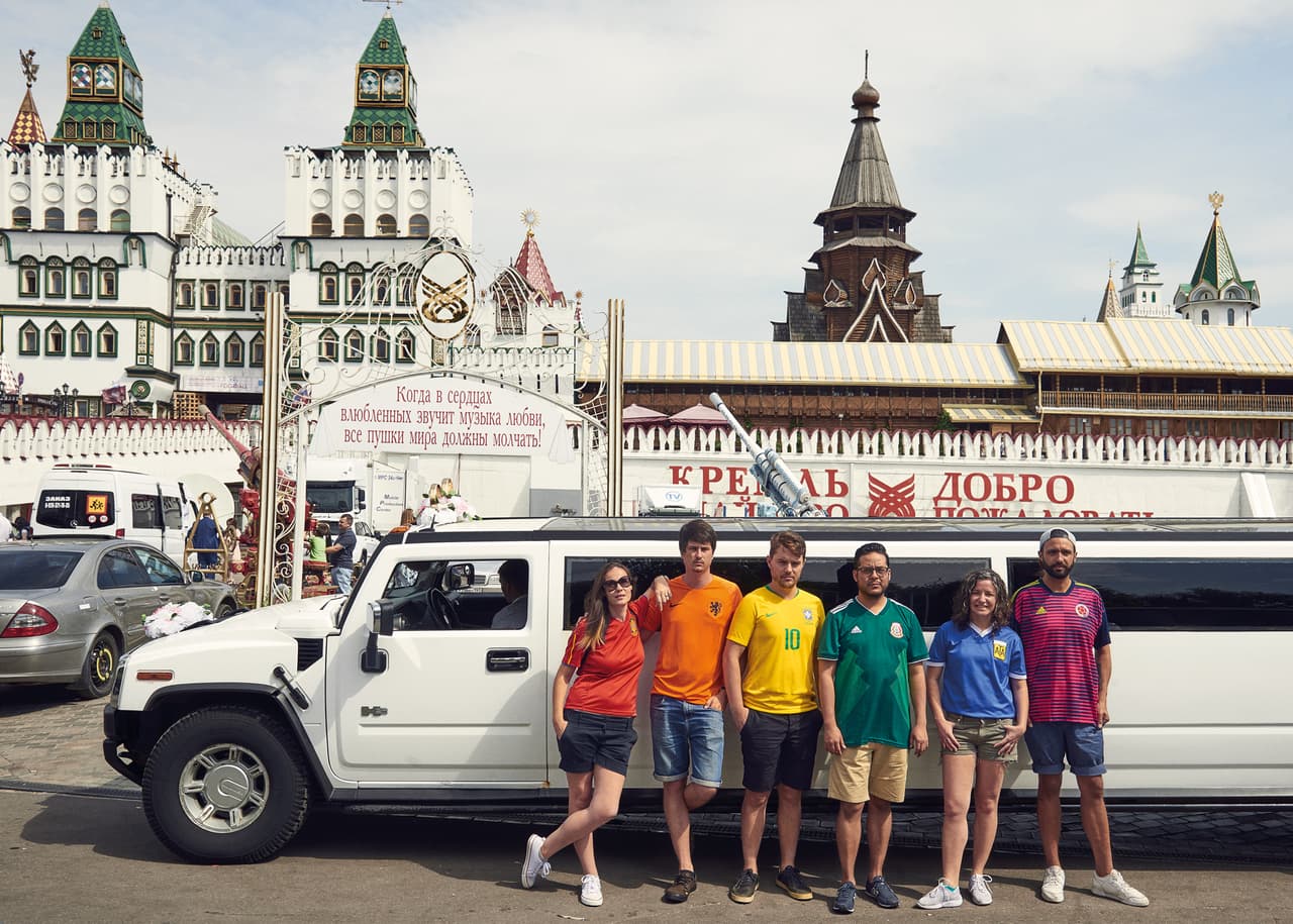 Tanto FELGTB como la FARE (red antidiscriminatoria de la FIFA) advirtieron a turistas e hinchas LGBT que no participaran en protestas políticas y que evitaran muestras públicas de afecto, algo que este grupo de activistas tuvo en cuenta antes de aterrizar en Rusia.