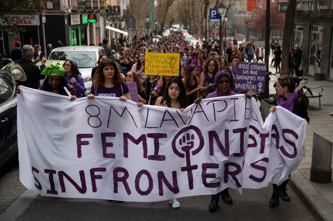 En Madrid las feministas de uno de los barrios más diversos de la capital española llaman a un movimiento sin fronteras y libre de racismos.