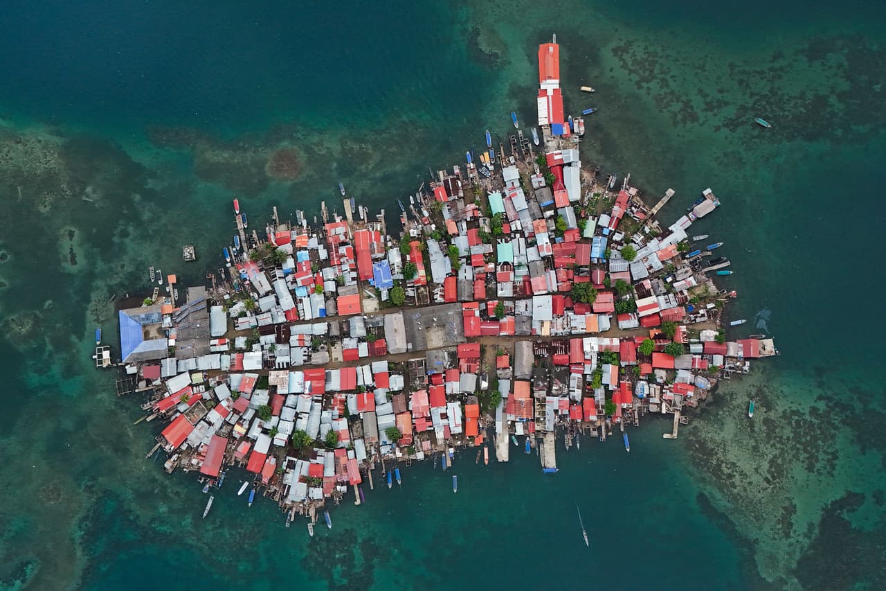 Edificios cubren la isla Gardi Sugdub, parte del archipiélago de San Blas, frente a la costa caribeña de Panamá. Por el aumento del nivel del mar, unas 300 familias indígenas guna abandonan la isla para irse a nuevas viviendas construidas por el gobierno, en tierra firme. Son unos de 
<a href="https://www.univision.com/local/miami-wltv/edificios-miami-beach-sunny-isles-hundimiento-estudio-universidad-miami">los primeros refugiados del cambio climático en el continente.</a>