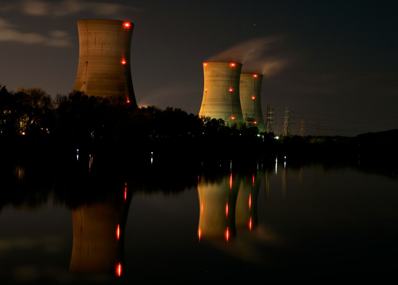 La planta de energía nuclear Three Mile Island se construyó en 1974 en un banco de arena en el río Susquehanna de Pensilvania, a solo 10 millas río abajo de Harrisburg, la capital del estado.