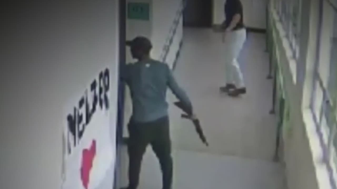Lo desarmó y luego le dio un abrazo: cómo un maestro evitó una tragedia en una escuela