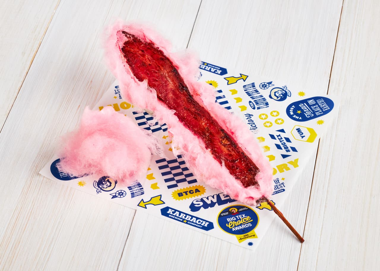<b>Rousso’s Cotton Candy Bacon on a Stick</b>
<br>Una combinación de sabores dulces y salados en un algodón de azúcar. Este postre postre, mide 12 pulgadas, tiene glaseado de algodón de azúcar por encima y tocino por dentro. Una combinación poco común.
