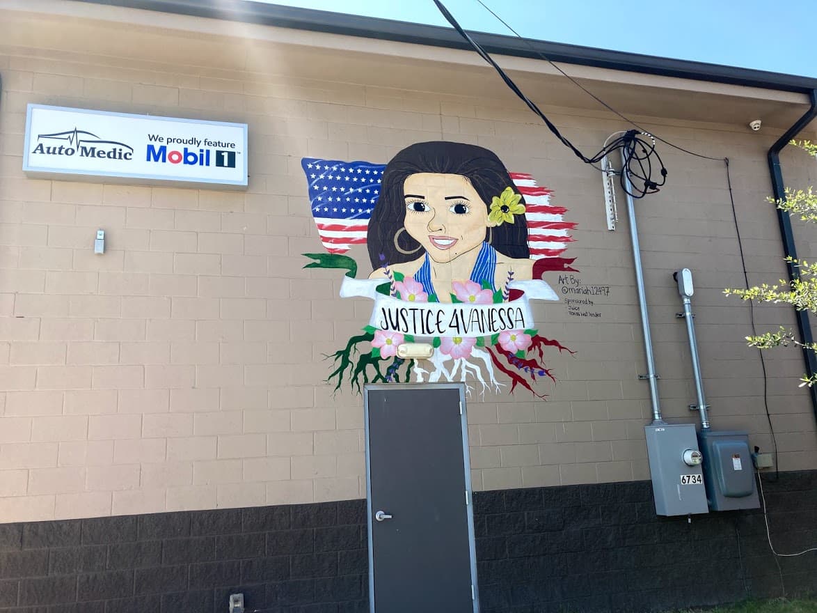 Otra mural de Vanessa Guillén en una tienda de teléfonos móviles en Canal St, Houston.