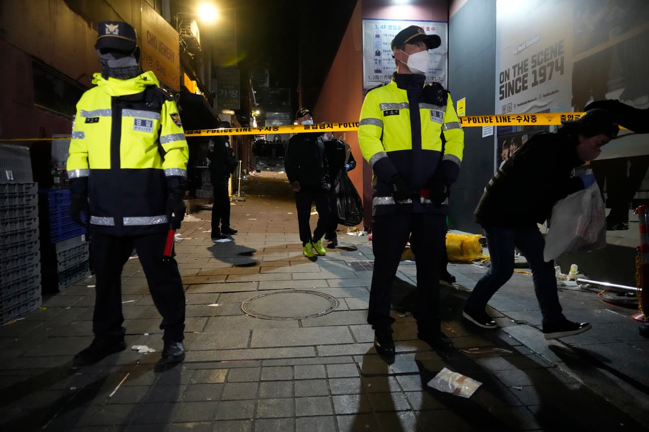En este callejón estrecho del barrio de Itaewon fue donde se produjeron los aplastamientos. En un momento cerca de la medianoche del sábado, hora de Seúl, por allí transitaba un río de gente que celebraba el Halloween.