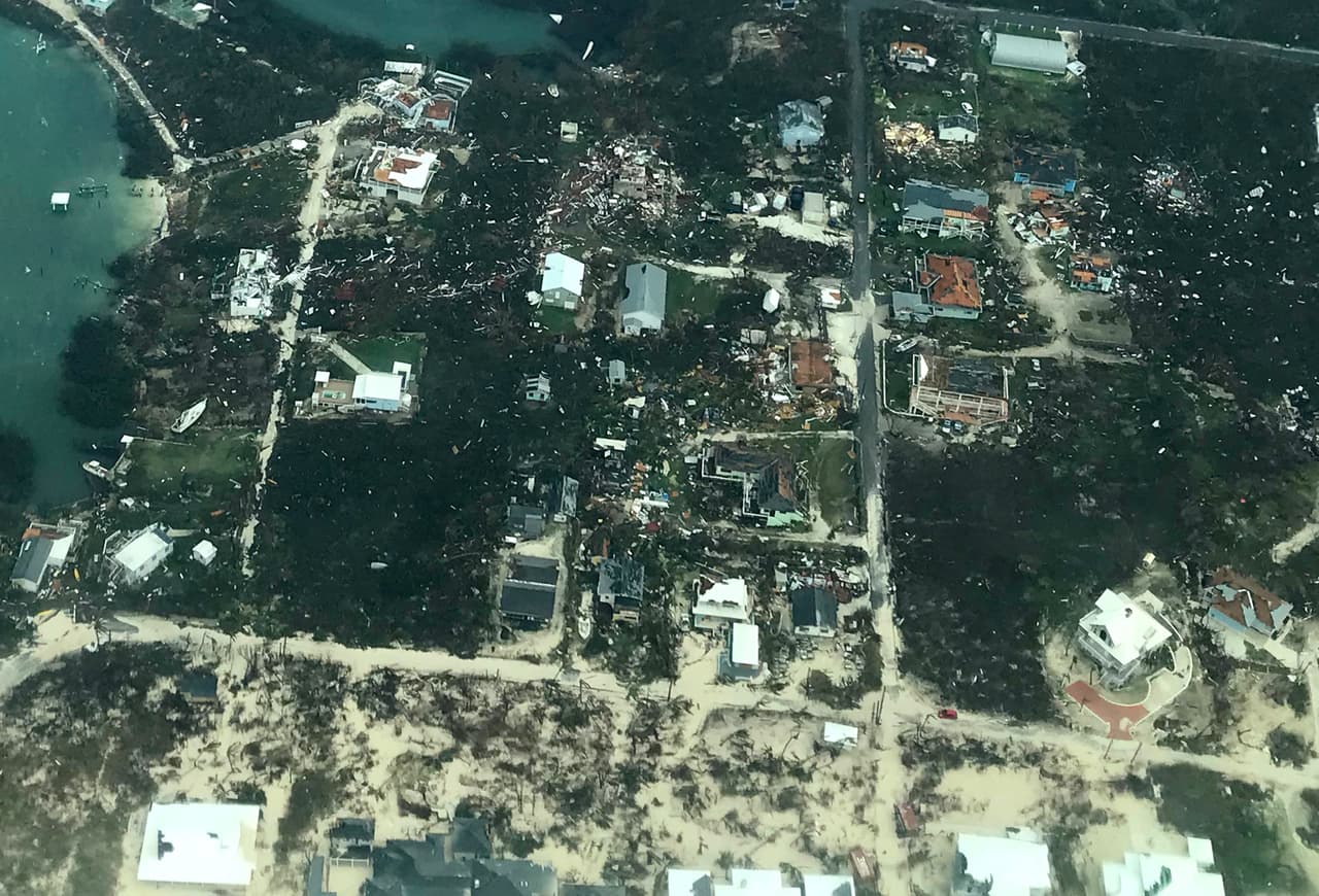 "Las comunidades están devastadas y las carreteras aún están bajo el agua", dijo Davis a los periodistas en el aeropuerto de Nassau, después de regresar del vuelo.