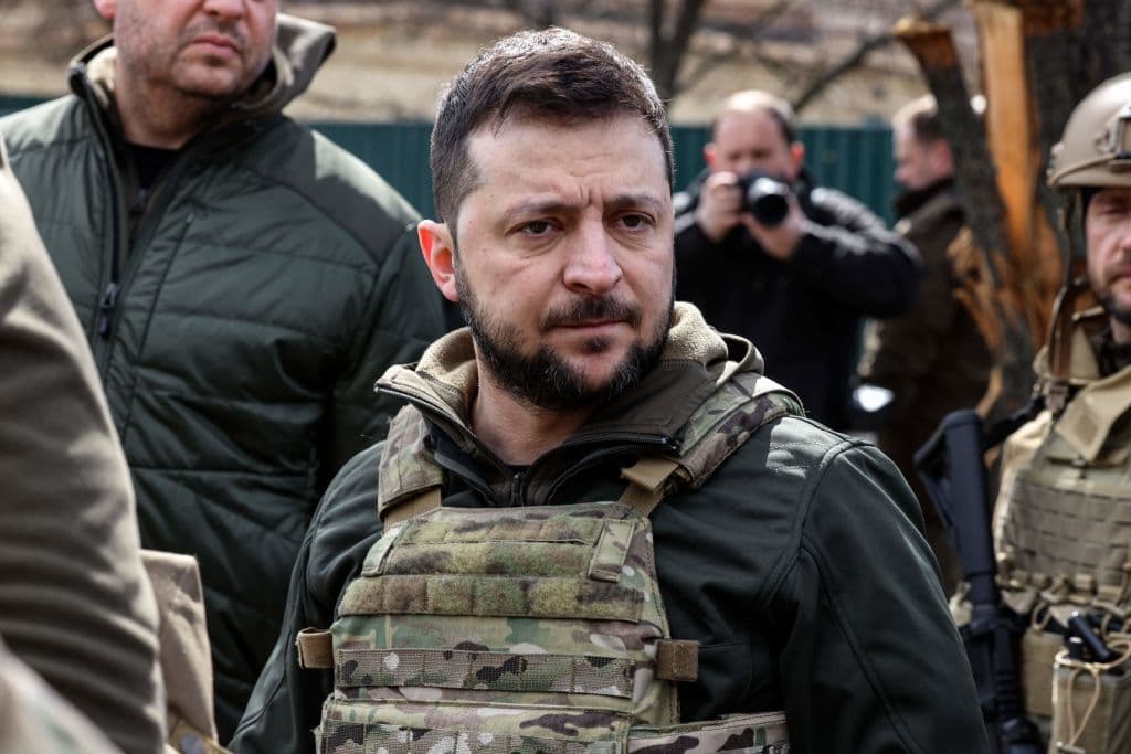 <b>El aplaudido liderazgo de Volodymyr Zelensky</b>
<br>
<br>Desde que comenzó la guerra, la férrea resistencia ucraniana ha soprendido no solo a Rusia, sino al mundo entero. Un ícono de esta lucha ha sido el inesperado liderazgo de su presidente, Volodymyr Zelensky, un 
<i>outsider</i> político que hasta poco antes de llegar al poder era un humorista y actor que hacía de presidente en una popular serie de comedia. Zelensky ha mantenido una postura firme, y una posición resuelta, exigente y valiente desde que comenzó el conflicto. En las primeras horas tras la invasión, publicó un video en sus redes sociales por las calles de Kiev, dejando claro que no había abandonado el país y que se mantendría al frente de la lucha del pueblo ucraniano contra el invasor. Zelensky, un judío, ha realizado conmovedoras intervenciones frente a parlamentos de medio mundo, pidiendo apoyo para Ucrania y condena a Rusia. 
<br>
<b>Lee más sobre la vida de Volodymyr Zelensky: </b>
<a href="https://www.univision.com/noticias/mundo/volodimir-zelensky-presidente-ucrania-perfil">Volodimir Zelensky: de actor cómico a ser visto como valeroso presidente de Ucrania.</a>