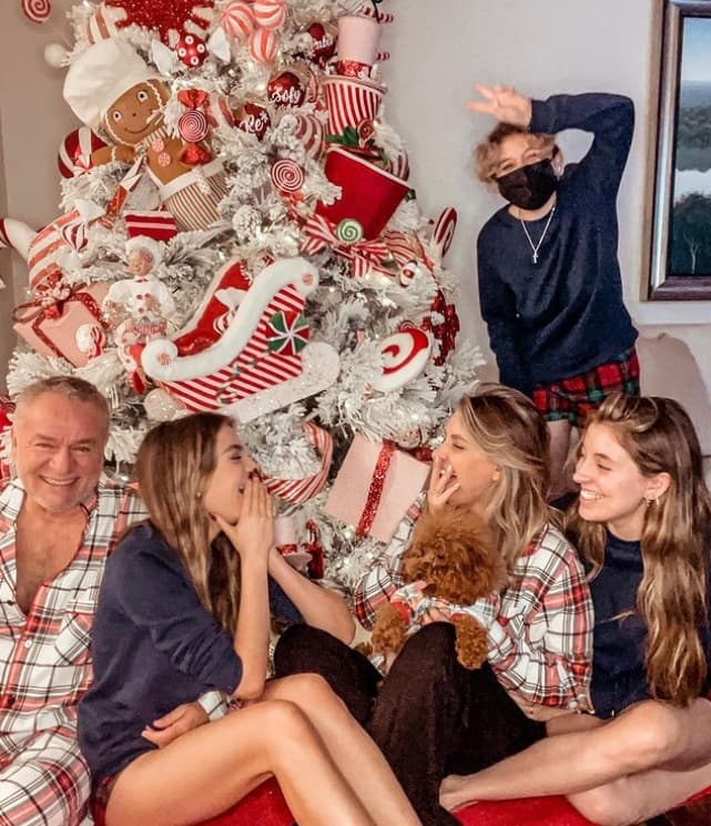 Esto se repitió en dicha celebración del año pasado. La imagen sorprendió porque la 
<a href="https://www.univision.com/famosos/angelica-rivera-y-el-guero-castro-reaparecen-juntos-foto-navidad-fotos">expareja incluso apareció luciendo pijamas iguales</a>. 
<br>