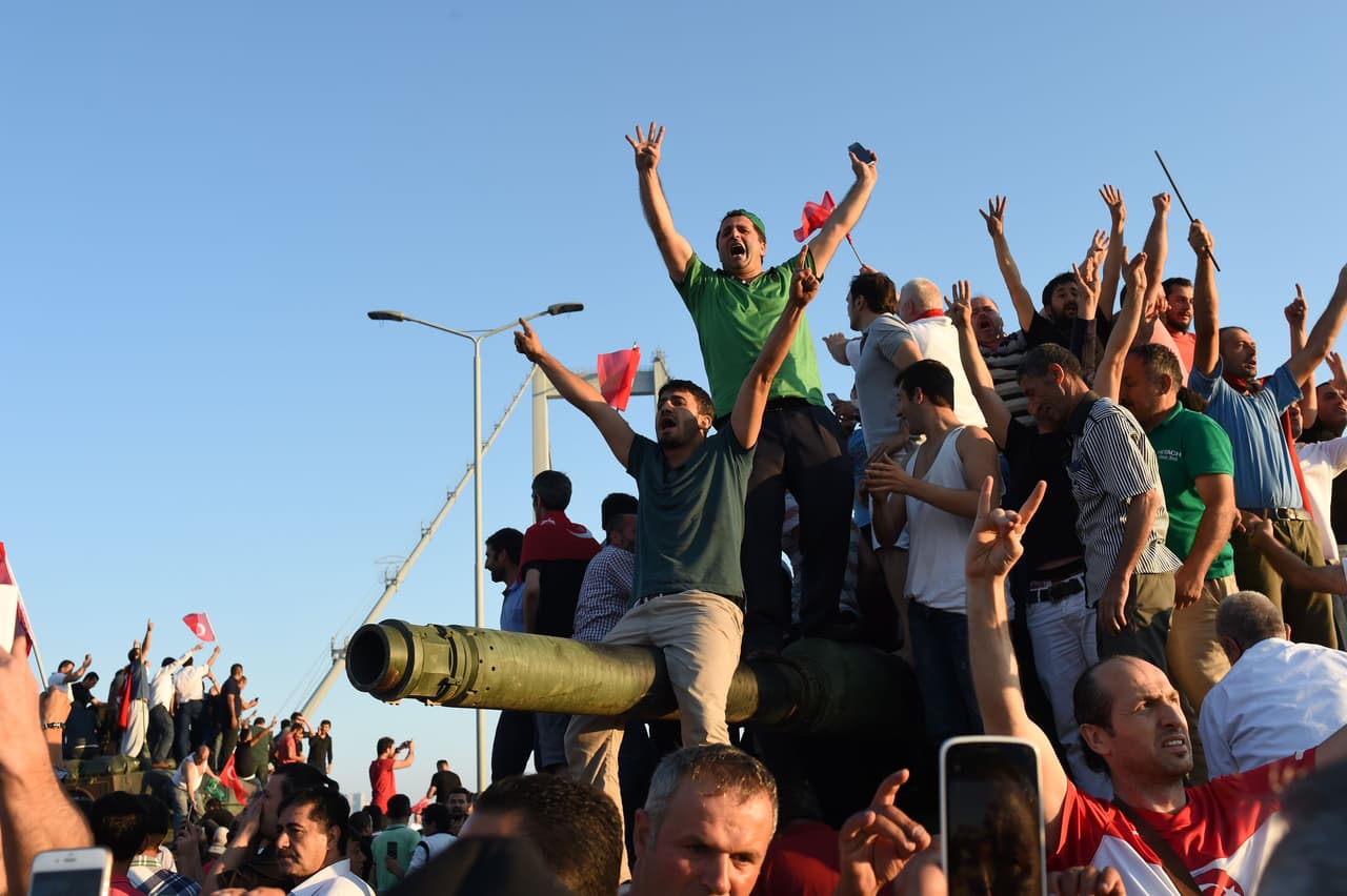 Civiles celebran luego de recuperar el puente del Bósforo tomado por los golpistas. Tras una noche de caos, enfrentamientos y explosiones, el presidente Erdogan dijo haber retomado el control del país de 80 millones de habitantes y advirtió que "los responsables pagarán un alto precio".