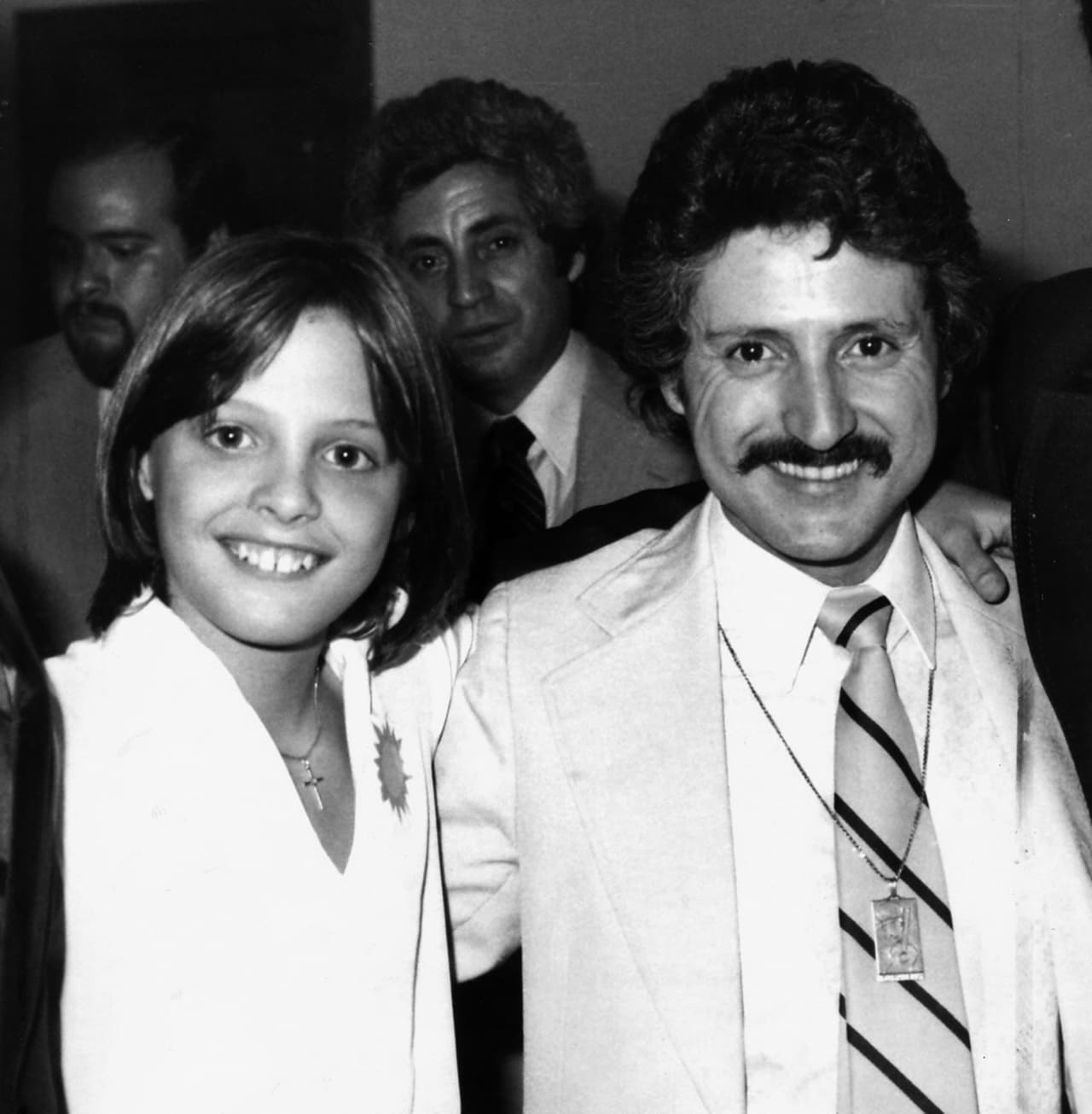 Hay otra teoría que afirma que Luis Rey, padre de 'El Sol', asesinó a su esposa luego de que ella le cediera todos los derechos sobre Luis Miguel. Incluso, el actor Andrés García asegura que Rey le pidió ayuda para "matar" a la italiana.
<br>