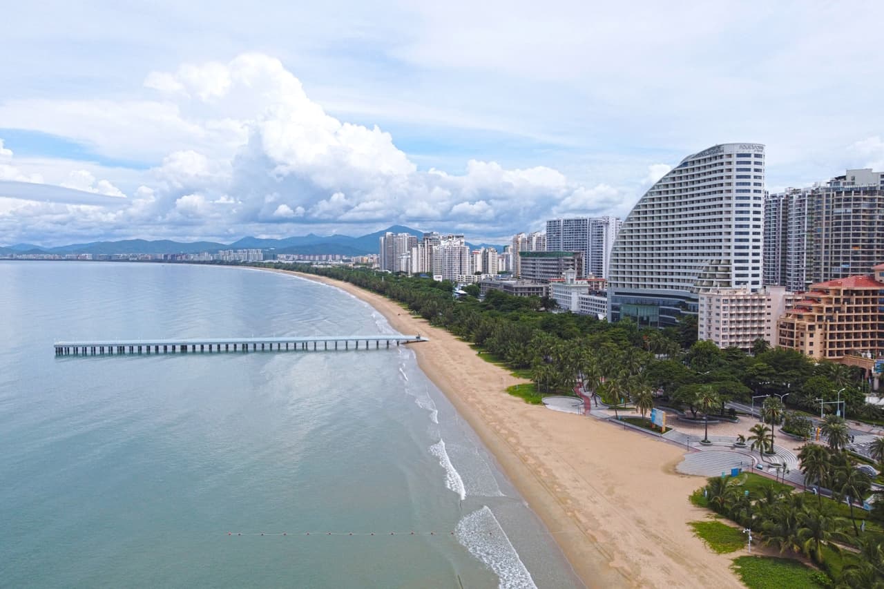 <b>Alrededor de 80,000 turistas quedaron varados en el balneario chino de Sanya, conocido como el "Hawaii chino" o el "Caribe chino" </b>luego que las autoridades lo declararon un foco de covid-19 e impusieron un confinamiento obligatorio.
<br>
<br>Esta foto aérea tomada el 6 de agosto de 2022 muestra la playa vacía ya que el área está restringida debido a un brote del coronavirus en Hainan, en el sur de China.
