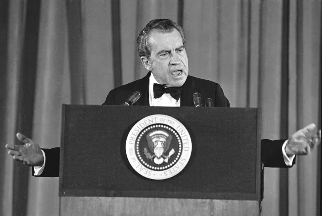 Cincuenta años después de que conmocionara al mundo, el 
<a href="https://www.univision.com/noticias/politica/asalto-al-capitolio-trump-nixon">caso Watergate</a> sigue siendo una historia de advertencia sobre la amenaza del poder presidencial sin límites y la vara de referencia con la que se miden todos los demás escándalos políticos en Estados Unidos.