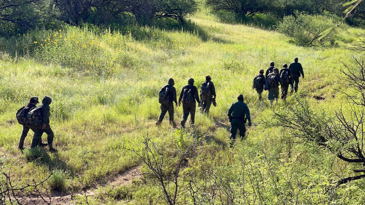 El grupo que venía con atuendos camuflados como les indican los contrabandistas que deben cruzar para evadir a la Patrulal Fronteriza fue detenido y llevado a la estación de Tucson para ser procesados.