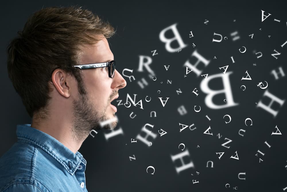 <b>Géminis</b>
<br>
<b>Abrumar a tu pareja con una plática interminable</b>
<br>Como geminiano posees esa cualidad maravillosa de la facilidad de palabra, eres elocuente, inteligente, ágil de mente y tus conversaciones admiran a todo. El problema surge cuando no pones un límite y te pasas todo el tiempo hablando.