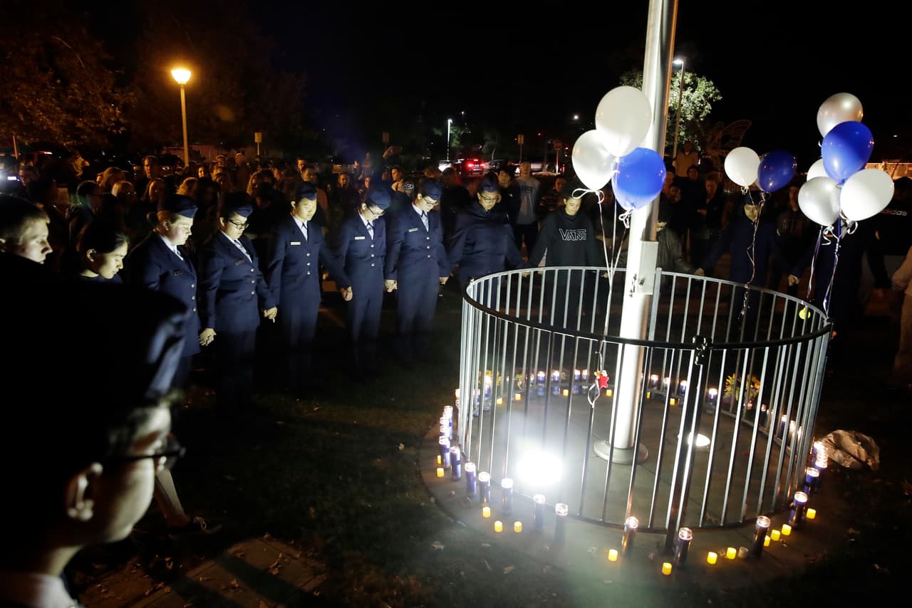 Miembros de la secundaria Saugus reunidos en un momento de silencio en memoria de la víctimas del tiroteo este jueves en la escuela de Santa Clarita, en California. De acuerdo con la versión oficial, un estudiante en su cumpleaños 16 sacó una pistola de su mochila para asesinar a por lo menos dos compañeros
<b>, </b>herir a tres más y tratar de quitarse la vida disparándose en la cabeza.
