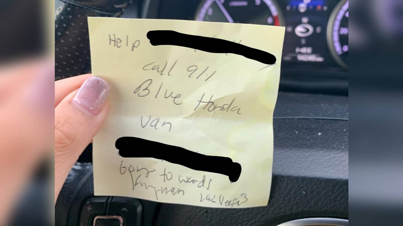 “Ayuda, llama al 911", escribió la víctima en una nota