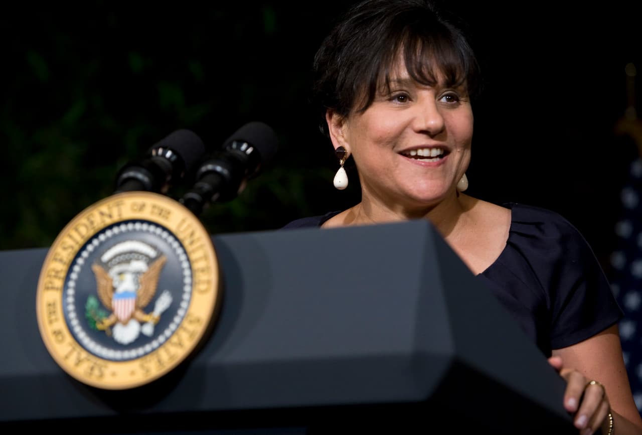 <b>Puesto 23. Familia Pritzker</b>
<br>
<b>Compañía: </b>Hyatt
<br>
<b>Patrimonio: 35,300 millones de dólares</b>
<br>Generaciones: 4
<br>Industria: hotelería 
<br>Establecida en: Chicago, Illinois
<br>
<br>En 1936 A.N. Pritzker comenzó a invertir en bienes raíces mientras trabajaba para el bufete de abogados de su padre, un inmigrante ucraniano. Las inversiones sembraron la fortuna de una de las dinastías más antiguas de Estados Unidos, cuyos activos incluyen los hoteles Hyatt. Los miembros de la familia son demócratas prominentes. Penny Pritzker (en la foto) se desempeñó como secretaria de Comercio durante la presidencia de 
<a href="https://www.univision.com/temas/barack-obama">Barack Obama</a>.