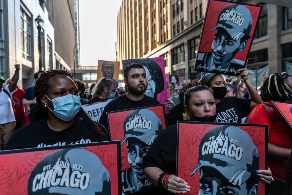 A la marcha acudió también Katie Wright, la madre de 
<a href="https://www.univision.com/noticias/estados-unidos/daunte-wright-funeral-george-floyd-fotos-fotos">Daunte Wright</a>, un joven afroestadounidense de 20 años asesinado en un suburbio de Minneapolis el 11 de abril de 2021.
