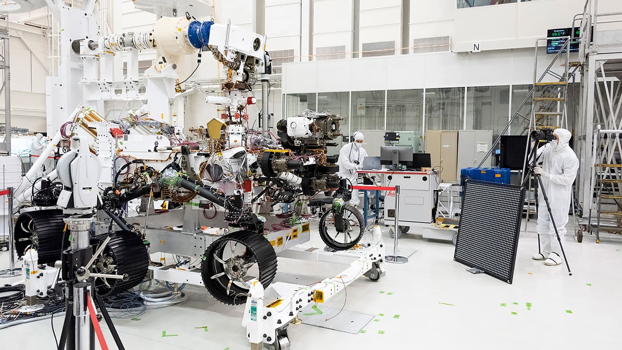 Especialistas de la NASA examinan el funcionamiento de las cámaras de Perseverance antes del lanzamiento. El explorador de seis ruedas impulsado por plutonio perforará el suelo marciano y recolectará pequeñas muestras que llegarán a la Tierra aproximadamente a principios de la década de 2030, en una especie de carrera de relevos que involucra a varios países.