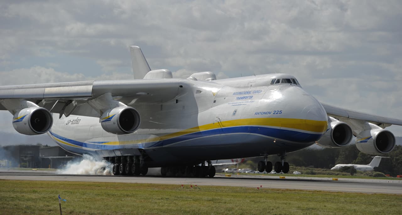 De acuerdo a la cuenta oficial de Twitter del gobierno de Ucrania, las fuerzas militares de Rusia destruyeron el Antonov AN-225 Mriya, un avión de carga popularmente conocido por ser el más grande y pesado del mundo.
<br>
<br>
<b>Relacionado:</b> 
<a href="https://www.univision.com/carros/carros-y-famosos/bielorrusia-recordamos-tanque-anfibio-maradona-recibio-regalo-fotos">Bielorrusia: recordamos al enorme tanque anfibio que Maradona recibió de regalo</a>