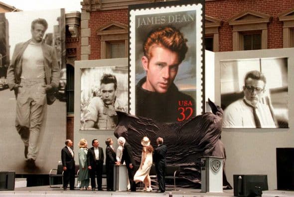 El 30 de septiembre de 1955, a sus 24 años, perdió la vida en un terrible accidente automovilístico.