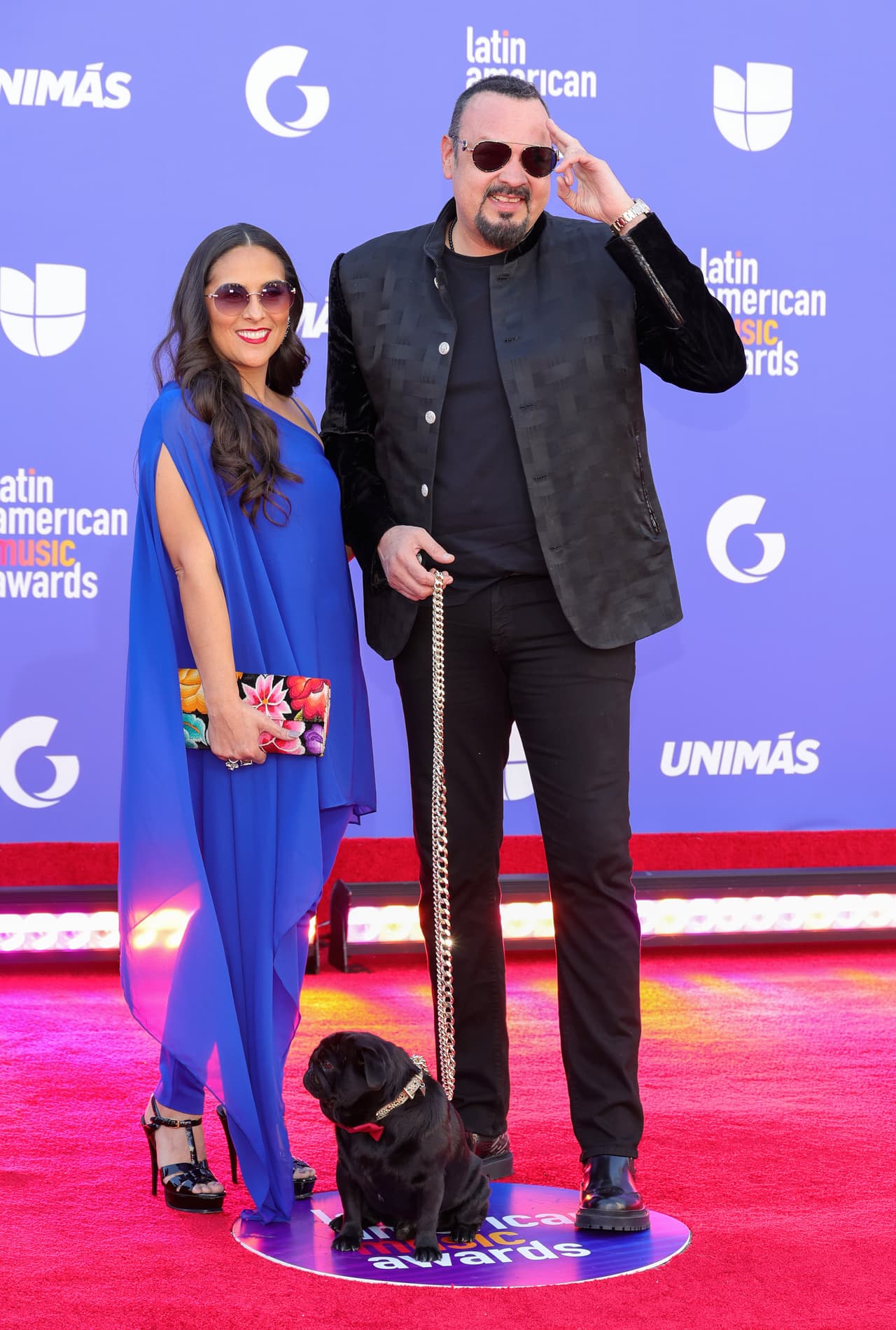 <h2 class="cms-H2-H2">Pepe Aguilar y Aneliz Álvarez Alcalá</h2>
<br>
<br>Llevan 25 años de casados, pero ella siempre ha preferido mantener un perfil bajo, aunque es la compañera de Pepe a todos los conciertos posibles. Se casaron el 11 de octubre de 1997, y tienen tres hijos juntos: Aneliz Aguilar, Leonardo Aguilar y 
<a href="https://www.univision.com/musica/top-10-colaboraciones-entre-mujeres-que-deberias-tener-en-tu-playlist" target="_blank">Ángela Aguilar</a>, los dos últimos siguiendo los pasos de su padre en la música.
<br>
<br>