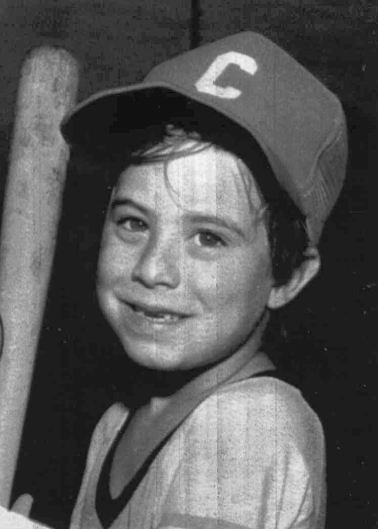 <b>Adam John Walsh, 6 años. </b>En julio de 1981, este niño fue secuestrado en una tienda Sears en un centro comercial en Hollywood y encontrado sin vida poco tiempo después. Este caso, de gran cobertura nacional, convirtió a su padre en defensor de las víctimas de crímenes violentos y presentador del programa de televisión 'America's Most Wanted'. Ottis Toole, asesino en serie convicto, confesó el asesinato pero nunca fue juzgado. Murió de insuficiencia hepática el 15 de septiembre de 1996. El caso fue cerrado oficialmente el 16 de diciembre de 2008.